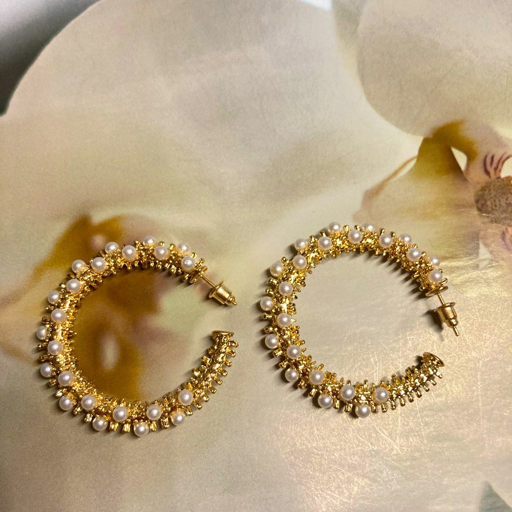 🌟 Pearl Hoop Gold Tone Earrings - Picture 3 of 4